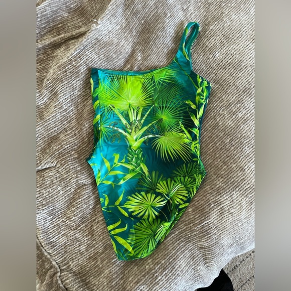 Versace SS20 Verde Jungle Print One Shoulder One-Piece Bathing Suit - Picture 7 of 8